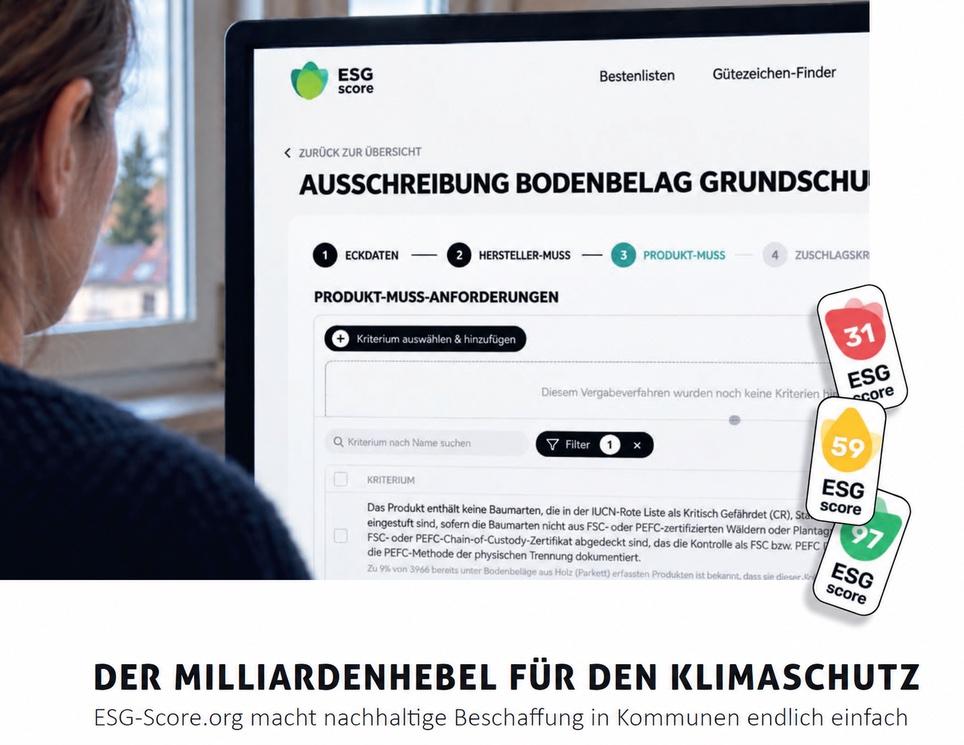 Aufmacher des forum-Artikels „Der Milliardenhebel für den Klimaschutz“: Eine Person sitzt vor einem Bildschirm mit einer Ausschreibung auf ESG-Score.org, daneben drei ESG-Score-Siegel mit 31, 59 und 97 Punkten.